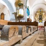 A templom belseje és a közel 300 éves padok
