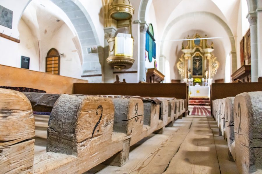 A templom belseje és a közel 300 éves padok