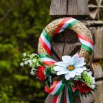 Mindenhol szalagok, koszorúk és kopjafák