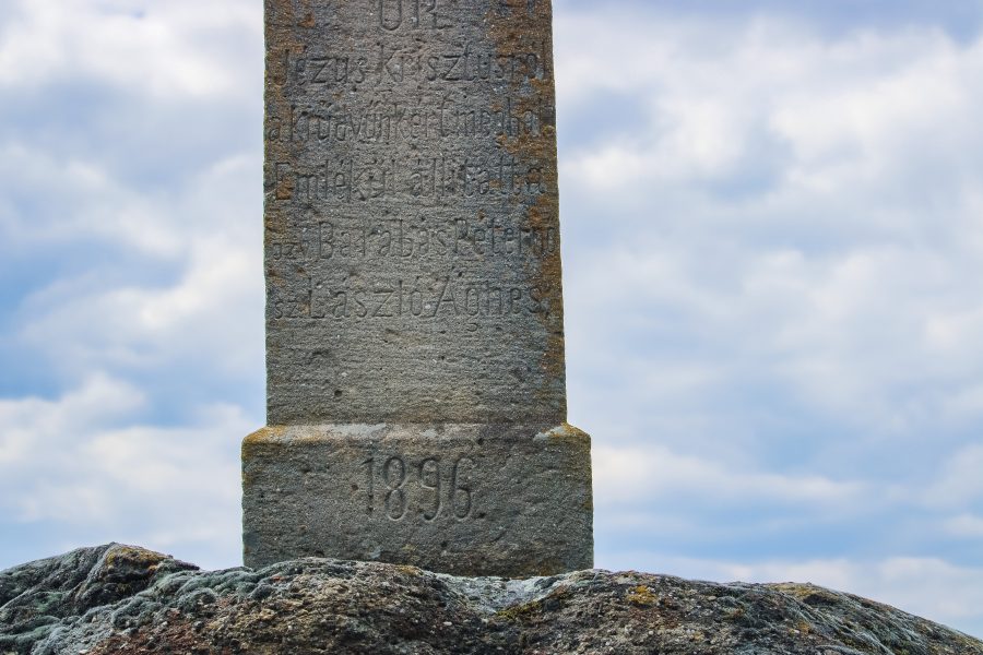 A Dinnyéskő keresztjének állítási évszáma