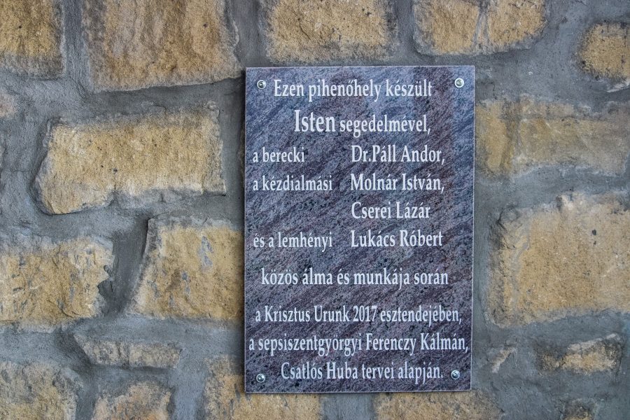 A pihenőhely készítői