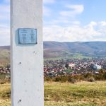 Hét méter magas kereszt áll a dombtetőn