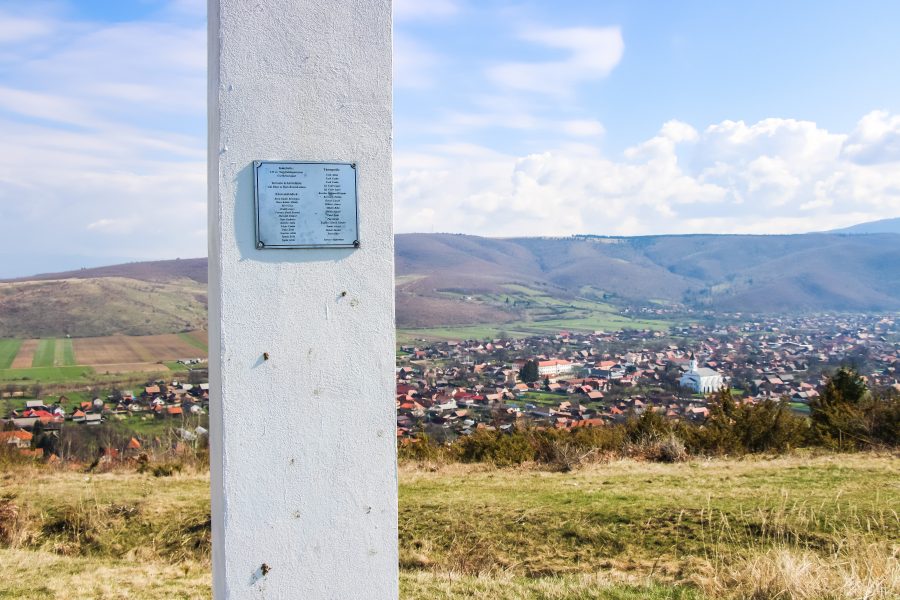 Hét méter magas kereszt áll a dombtetőn