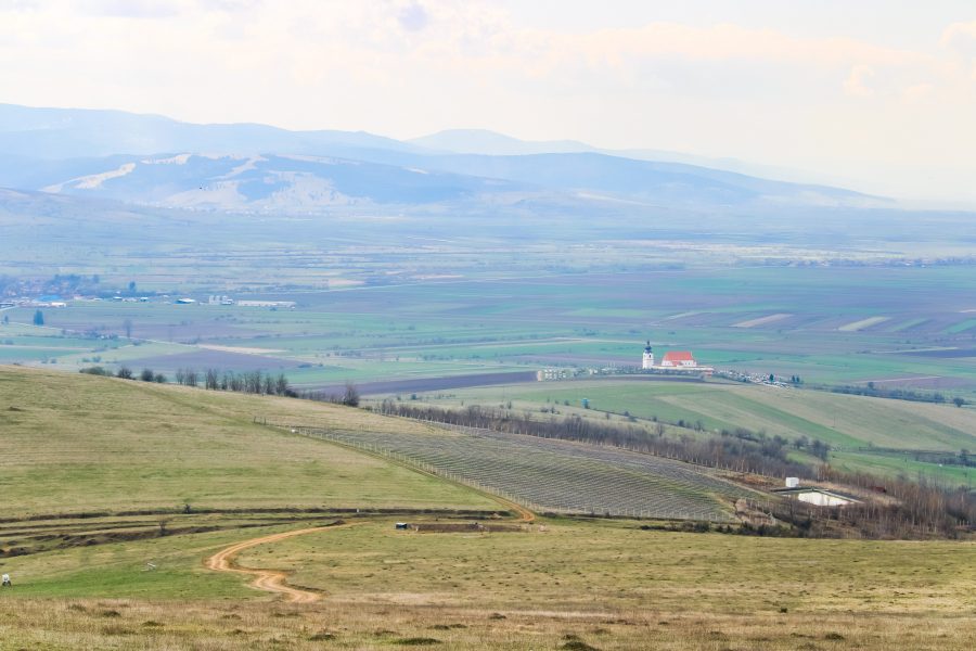 Kézdialmás és Lemhény közös temploma a hegyről