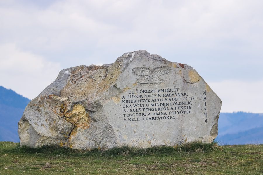 Szikla a hunok nagy királyának emlékére