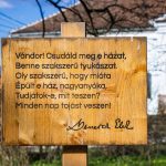 Üzenet a vándornak a Benedek Elek udvarháza, azaz a Mari-lak előtt