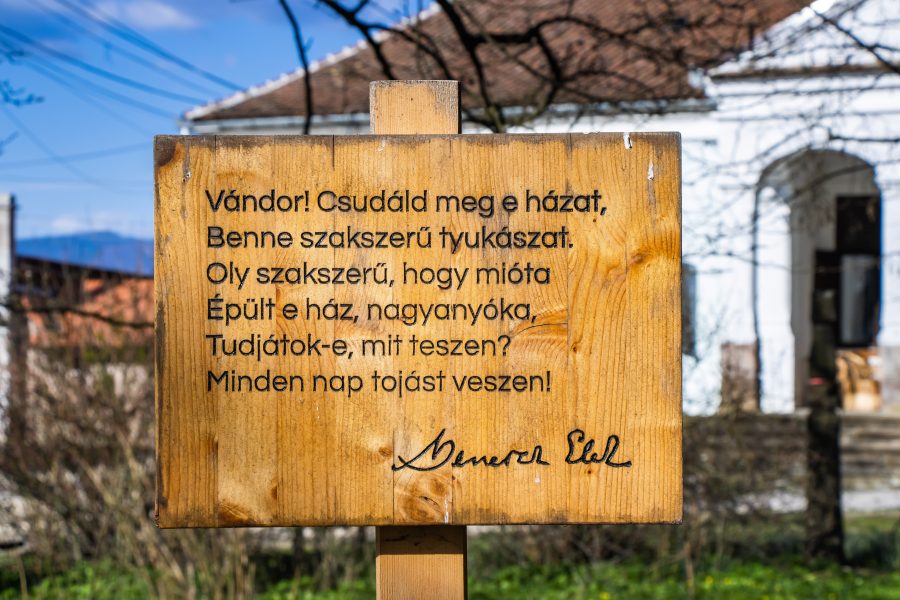 Üzenet a vándornak a Benedek Elek udvarháza, azaz a Mari-lak előtt