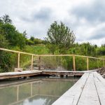 Az Atyhai-letérőtől pár lépésre, az Unikum fürdőtől 1 km-re található