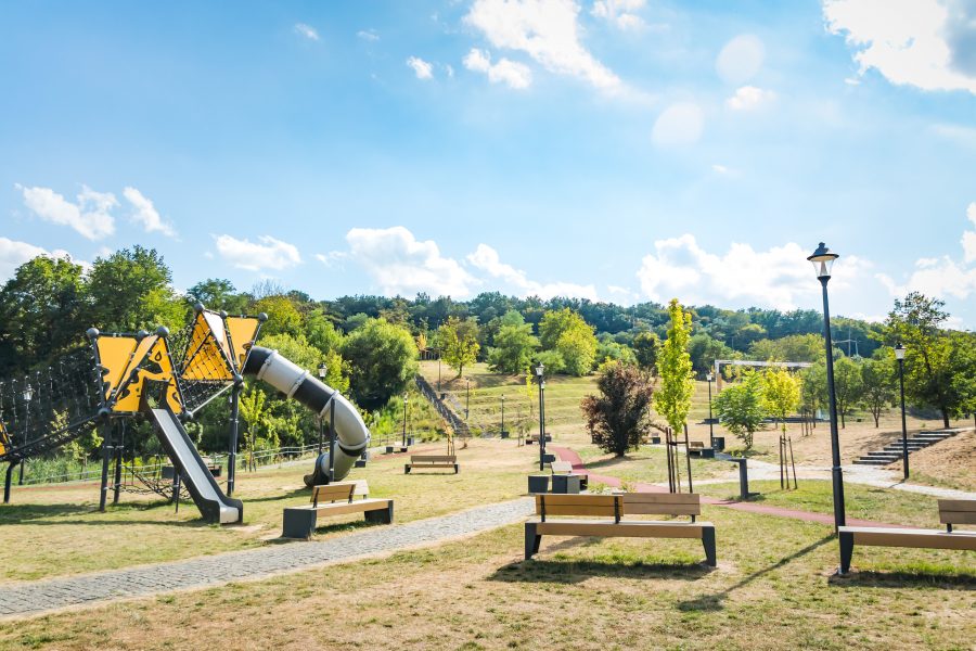 A Cserealja park Marosvásárhely Tudor lakónegyedében van
