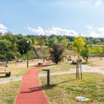 A park szabadtéri színpaddal, sportpályával, futópályával és játszótérrel van felszerelve