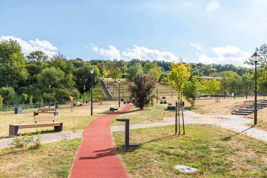 A park szabadtéri színpaddal, sportpályával, futópályával és játszótérrel van felszerelve