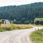A kavicsos út csak úgy porzik a nem mindennapi melegben
