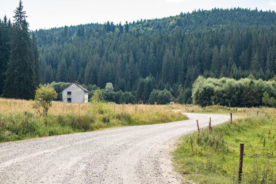 A kavicsos út csak úgy porzik a nem mindennapi melegben